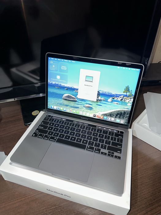Продам macbook pro m2 8/256gb.