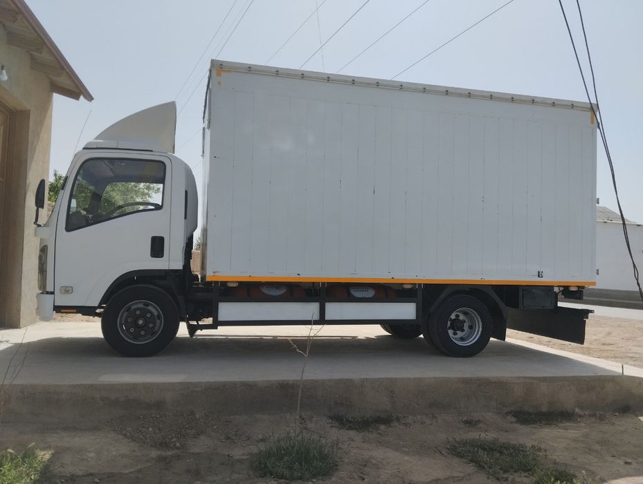 Isuzu yuk mashinasi  Sotiladi yili 2010