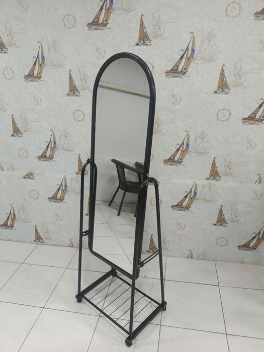 Зеркало напольное на колёсиках