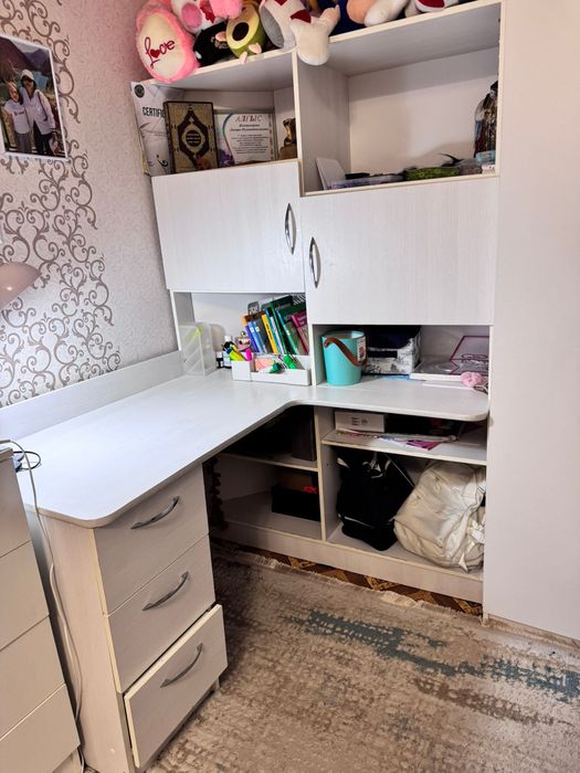 Письменный стол в хорошем состоянии