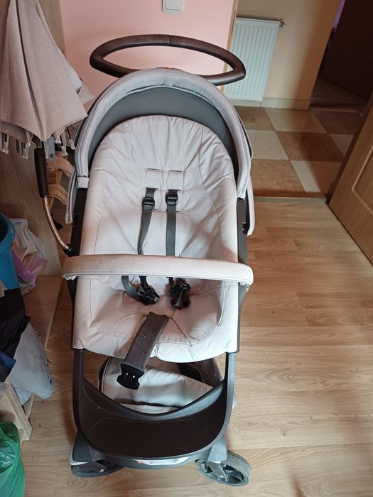 Vând cărucior Stokke V5 gri 3 în 1