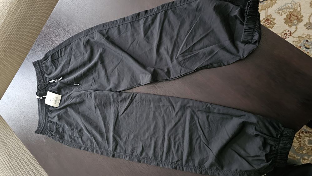 Pantaloni Bershka nou cu etichetă