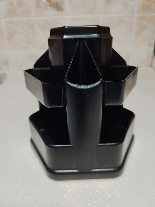 Органайзер вращающийся офисный с канцтоварами.