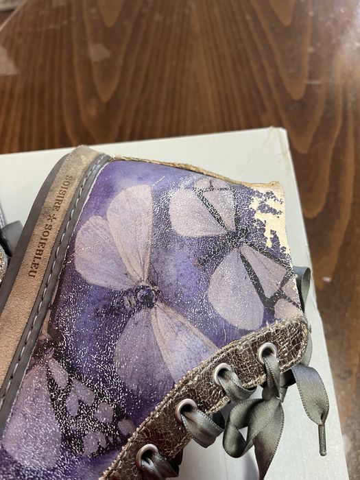 Лилави кожени кецове с пеперуди