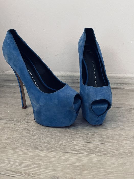 Туфли на высоком каблуке