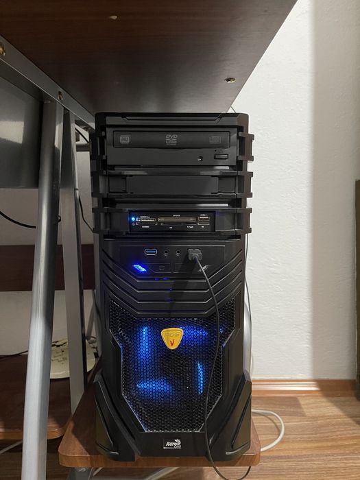 Продам игровой компьютер с компьютерным столом