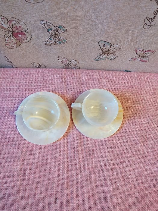 Две чашки с блюдцами из оникса