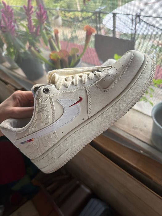 Nike Air Force 1, размер 39, цвят екрю, специално издание „Годината на дракона“