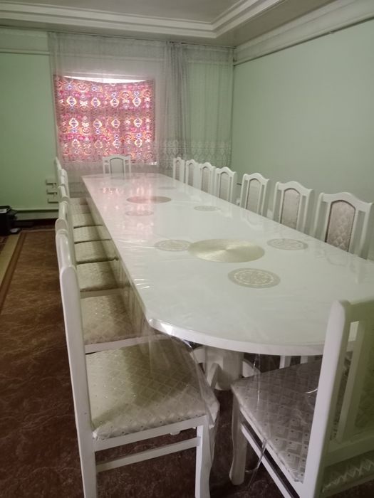 Стол стулья на гостина