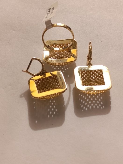 Золотая комплект кольцо и серьги,проба 585 вес  12,04 размер 19, 5