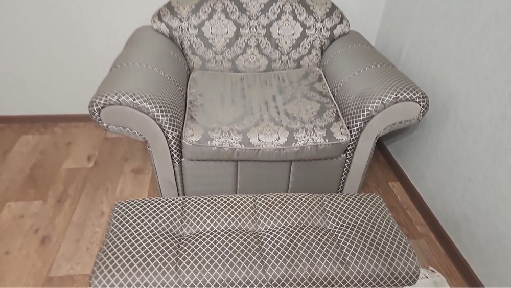 Диван и 2 кресла  продам срочно новый