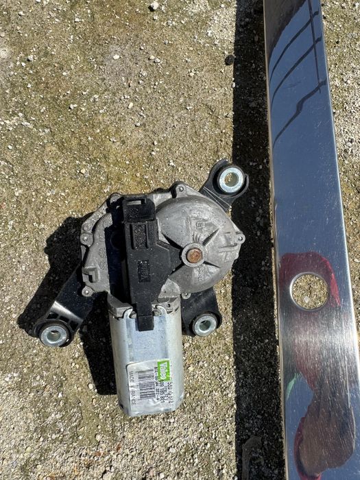 Лайсна заден капак ,емблема , лип спойлер и машинка задна чистачка