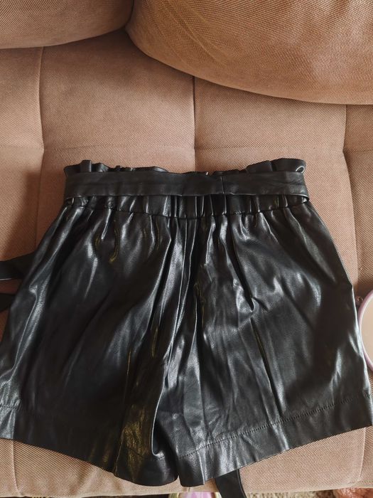 Къси кожени панталонки