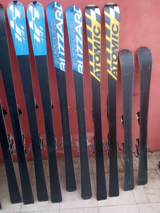 vând   schiurii diferite mărimi