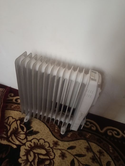 Tok bilan ishlaydigan pechka uyni zor isitadi.