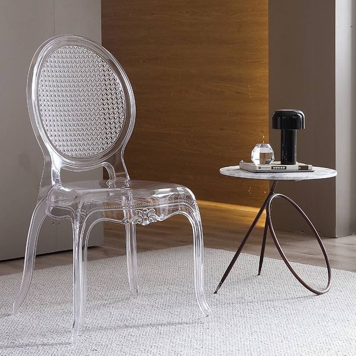 Прозрачный и элегантный стул.