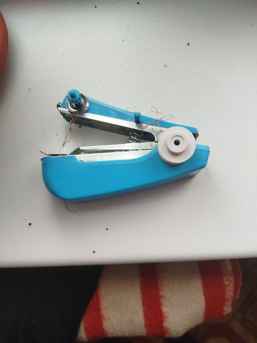 Карманная швейная машинка