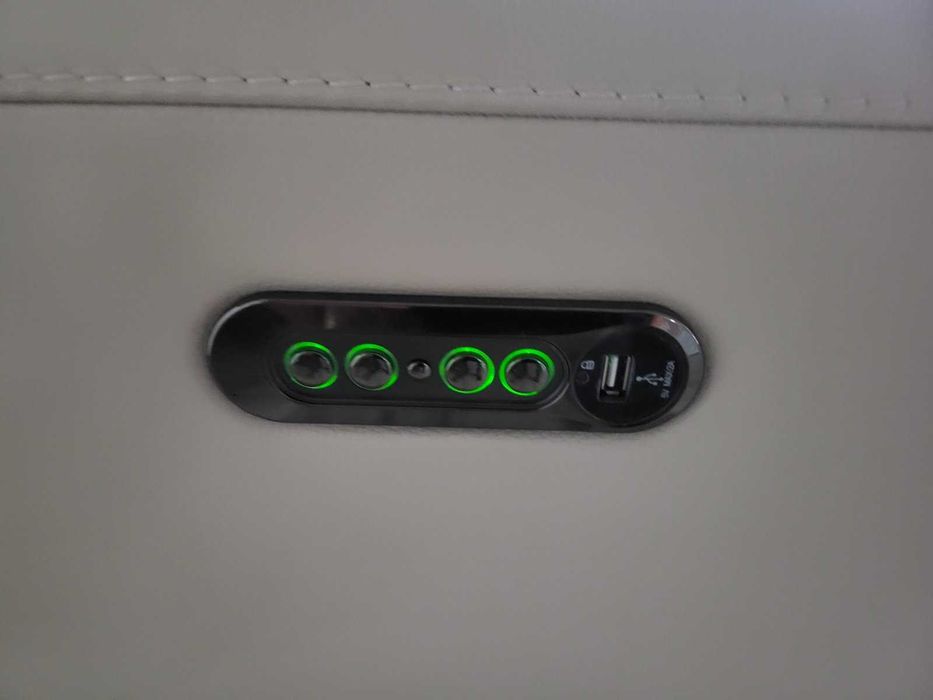 Светло сив-кремав кожен фотьойл с електрически релакс механизъм