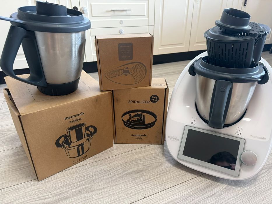 Thermomix TM6 cu toate accesoriile și două boluri