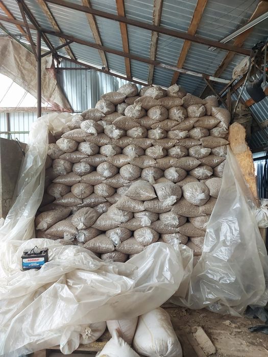 Vând peleti din brad