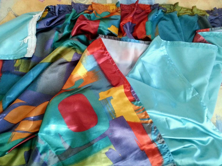 Две дълги двуслойни завеси от сатен.