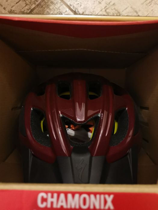 НОВА Каска Specialized Chamonix Mips S/M