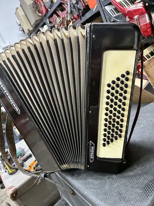 Acordeon Weltmeister Stella cu 60 de basi