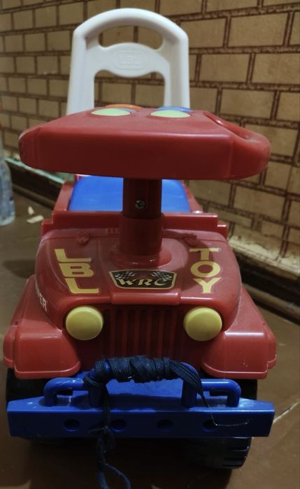 Продам толокар и игрушки