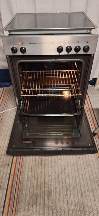 Фурна за вграждане с керамични котлони