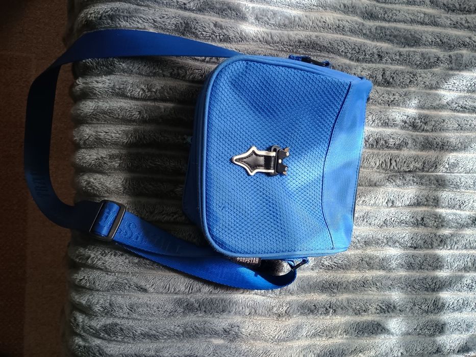 Чантичка на Trapstar Blue купена е от Англия и е напълно е истинска