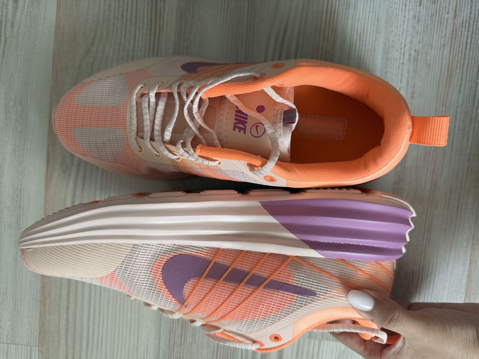 продается новые Nike кроссовки