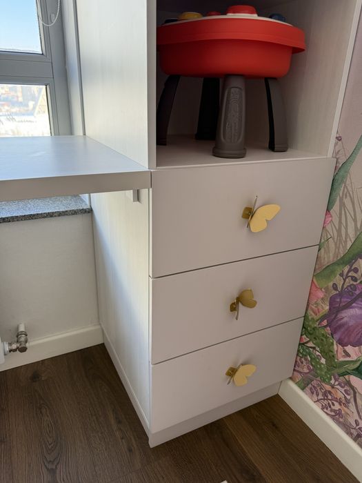 Стеллаж с подвесным светильником