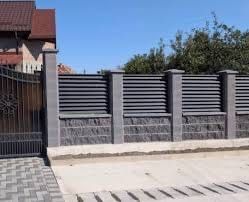 Garduri si porti din sipca metalica, panouri stil jaluzele, tabla cutata, plasa bordurata, fier forjat, BCA si beton si alte modele disponibile