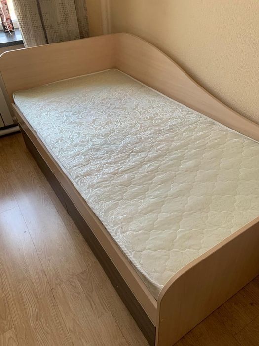 Кровать с матрасом