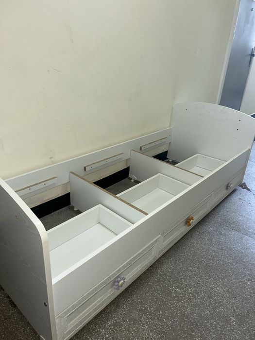 Легло с матрак,чекмеджета и отделна ракла