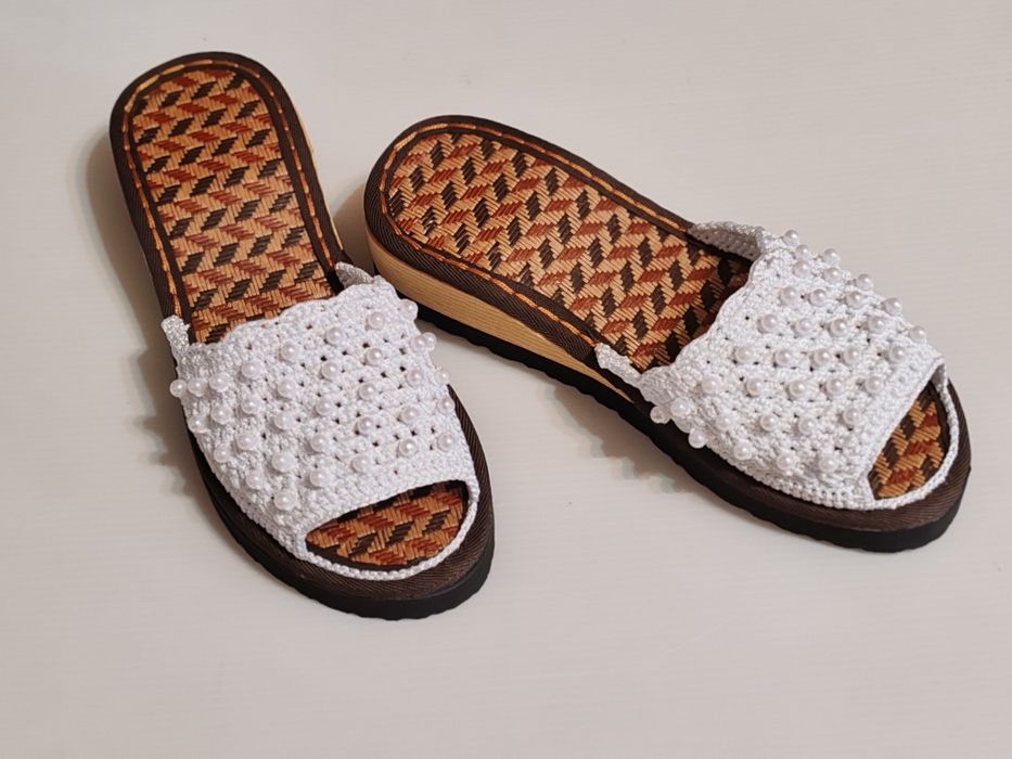 Қолдан тоқылған аяқ киімдер.