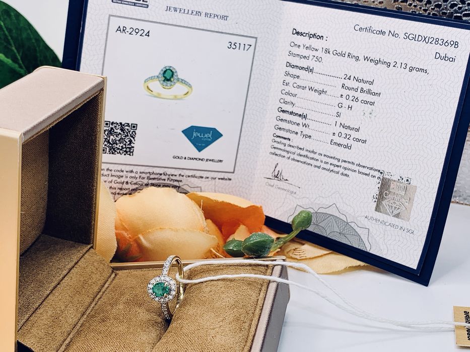 Нежное золотое кольцо с бриллиантами и натуральным камнем – Изумруд