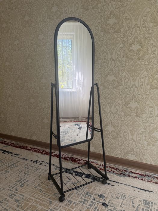 Напольное зеркало