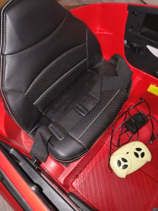 Masinuta electrica copii
Acumulator 12V 4Ah
Scaun din pie