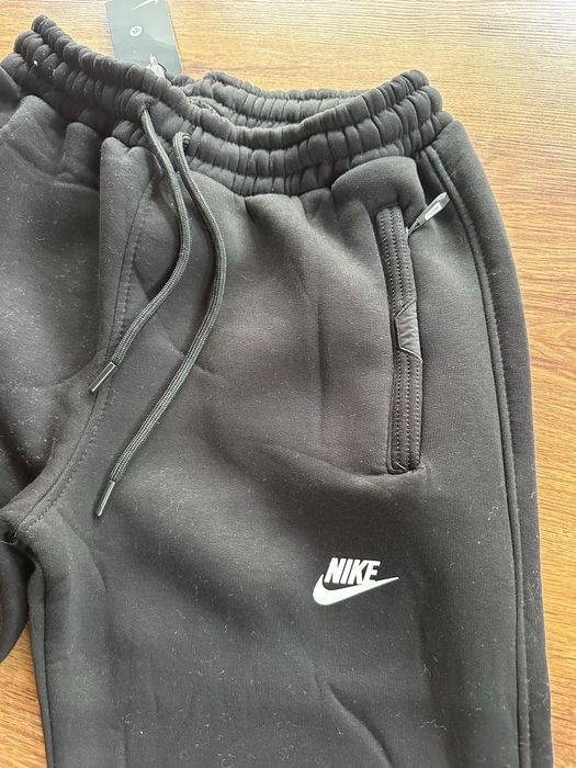 Мъжко,ватирано,черно долнище Nike с маншет и ципове на джобовете