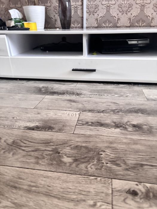 Продам ТВ тумбу напольную 2 метра