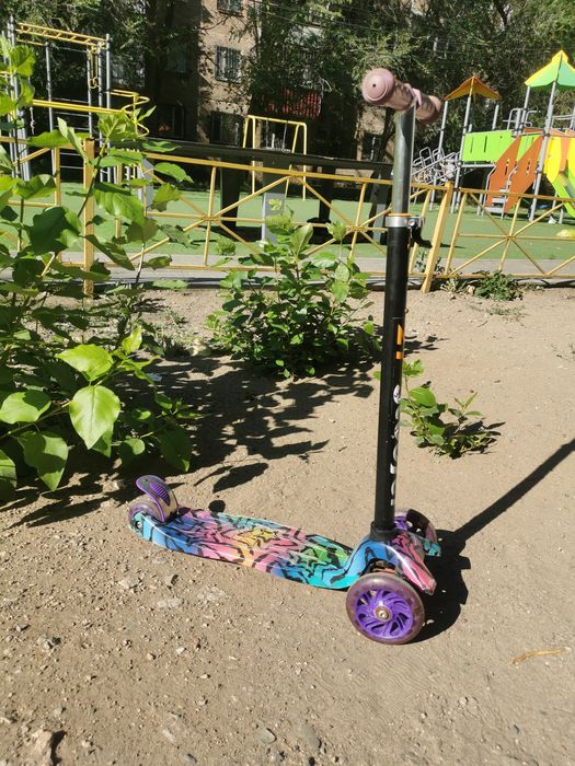 Продам самокат яркий