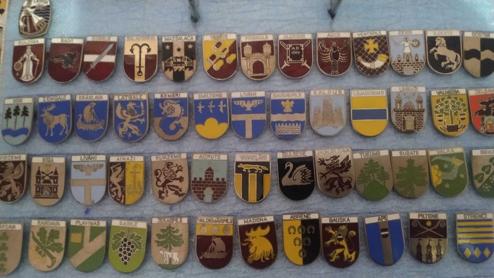 Продам коллекцию значков "Гербы городов"