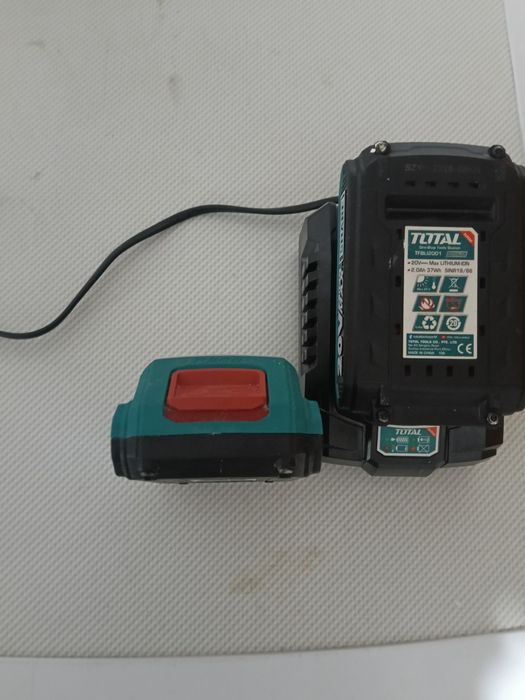 2 Acumulatori Total+încărcător