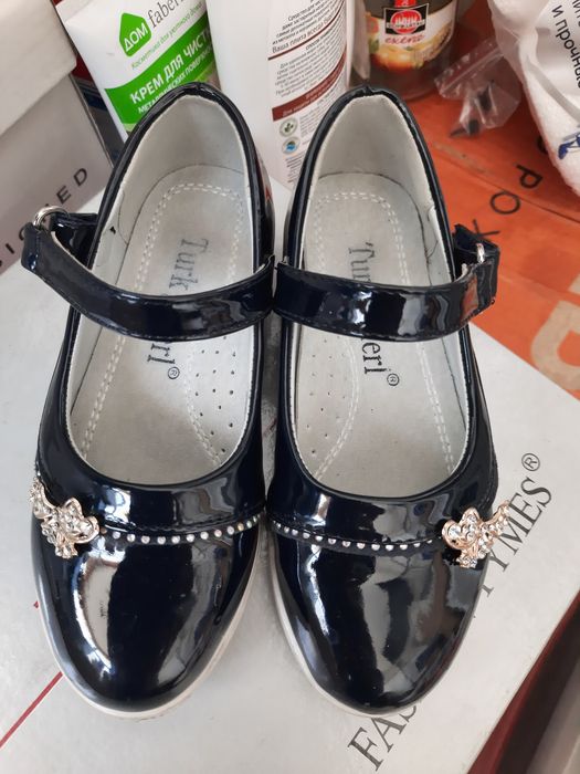 Продам школьные туфли