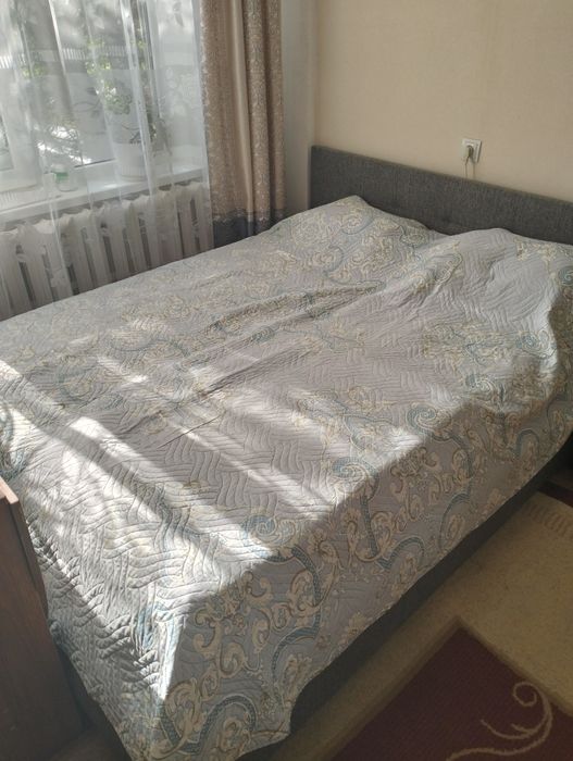 Двуспальная кровать с матрасом