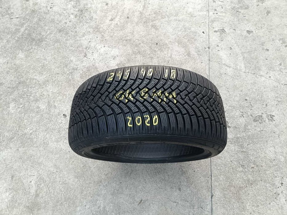 O anvelopa de  iarna 245 40 18 Falken eurowinter HS01 cu 8 mm 2020