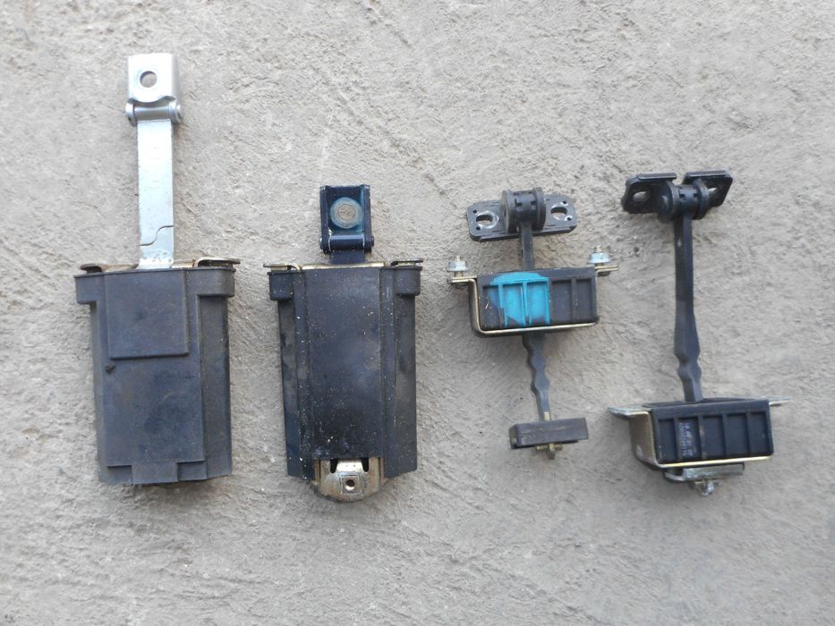 Брави, лостчета, дръжки и ограничители за врати от Мерцедес