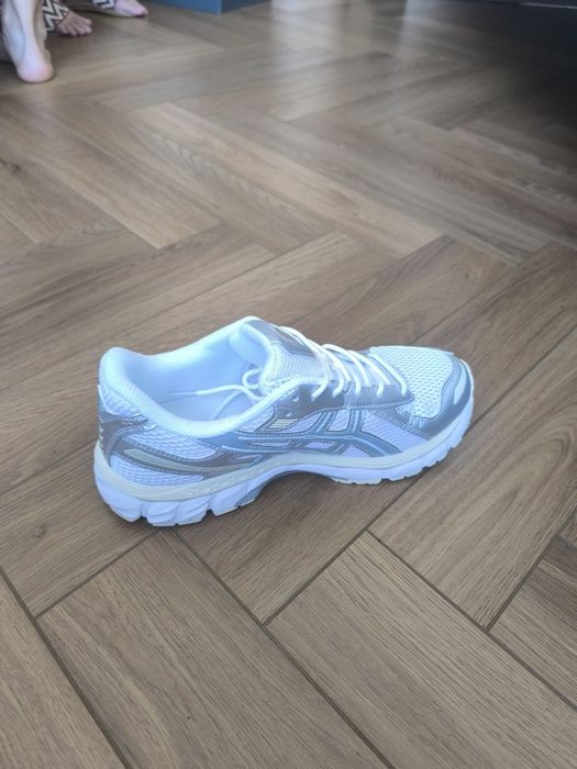 Продаю кроссовки asics