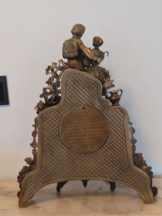 Продавам антикварен Бароков сет часовник и свещници